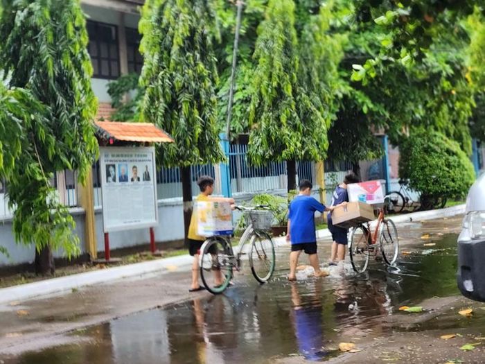 Các em nhỏ đem những món quà về nhà của mình tại Làng trẻ em SOS TPHCM