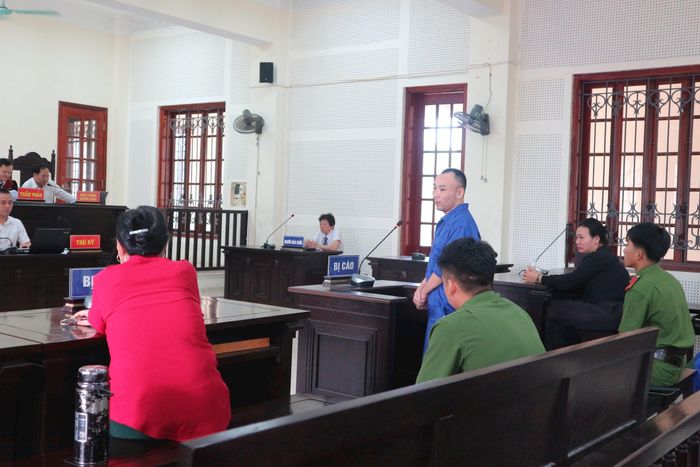 Dũng xin lỗi bà T. tại tòa. Ảnh: Trần Vũ