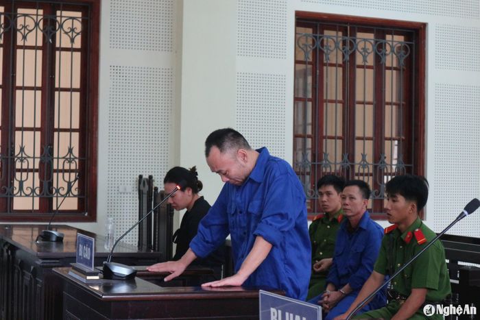 Bị cáo Nguyễn Tiến Dũng rơi nước mắt thể hiện sự hối lỗi về việc làm của mình. Ảnh: Trần Vũ