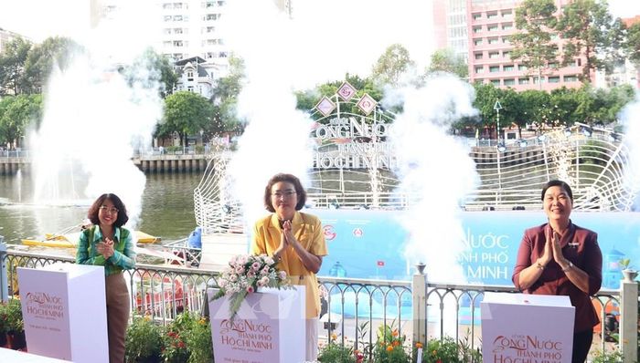 Các đại biểu thực hiện nghi thức khai mạc không gian "Trên bến dưới thuyền". Ảnh: Thu Hương - TTXVN 