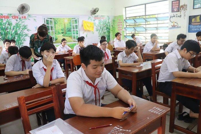Thí sinh thi môn Ngũ văn trong buổi sáng 2/6.