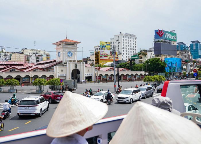  Tổng mức đầu tư của dự án cải tạo cảnh quan khu vực trước chợ Bến Thành sẽ khoảng 157 tỷ đồng từ vốn ngân sách thành phố. Các đơn vị liên quan đang khẩn trương thực hiện công việc cho kịp tiến độ thi công, nghiệm thu hoàn thành công trình và bàn giao đưa vào sử dụng trước ngày 30/4/2025. Dự án được kỳ vọng đổi mới diện mạo đô thị, phù hợp xu thế song vẫn giữ nét văn hóa - lịch sử trong khu vực. Ảnh: Linh Huỳnh. 