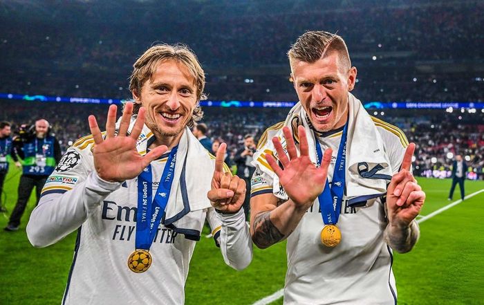 Toni Kroos chia tay Real Madrid trên đỉnh vinh quang, trong khi Luka Modric sẽ tiếp sát cánh cùng đội