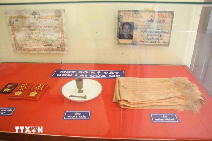  Kỷ vật còn lại của mẹ Trần Thị Viết được trưng bày tại nhà ghi ơn Mẹ. (Ảnh: Đức Hạnh/TTXVN) 