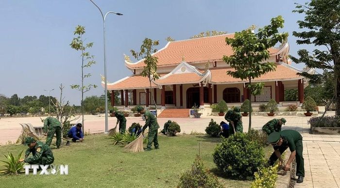  Cán bộ, chiến sỹ Đồn Biên phòng Long Khốt dọn vệ sinh, chăm sóc khu đền Long Khốt. (Ảnh: Đức Hạnh/TTXVN) 