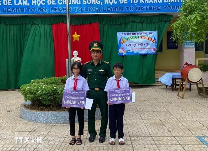  Mô hình "Nâng bước em tới trường" được Đồn Biên phòng Long Khốt duy trì hiệu quả, hỗ trợ chăm lo cho 4 trẻ em Việt Nam và 2 trẻ em Campuchia. (Ảnh: Đức Hạnh/TTXVN) 