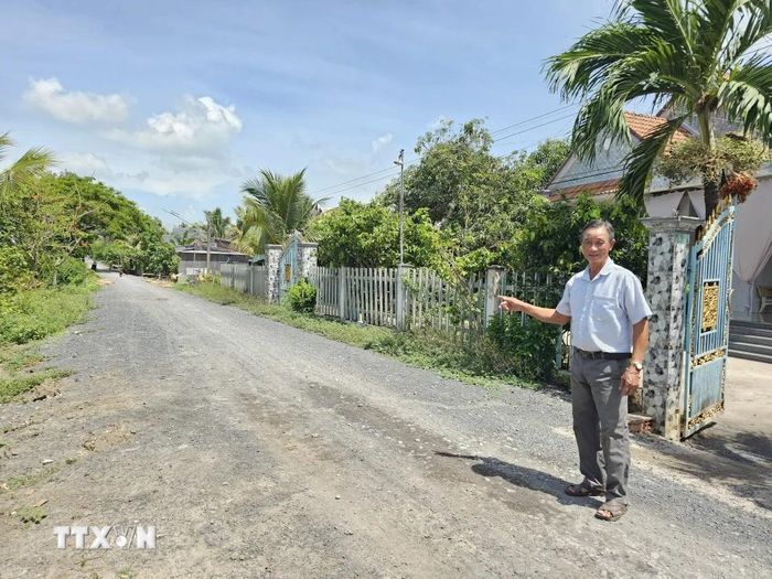  Ông Lâm Văn Ra (xã Hưng Thạnh, huyện Tân Hưng) kể, nhà ông trước đây ở phía bên kia đường, ngay sát mép kênh Trung ương ngày nay. Nhờ có chính sách đào kênh, gia đình ông lùi nhà về phía sau như hiện nay. (Ảnh: Đức Hạnh/TTXVN) 