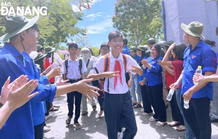 Thí sinh vui vẻ ra về với sự động viên của đoàn viên thanh niên. Ảnh: NGỌC HÀ