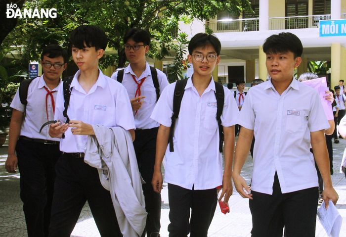 Thí sinh thở phào kết thúc ngày thi đầu tiên. Ảnh: NGỌC HÀ