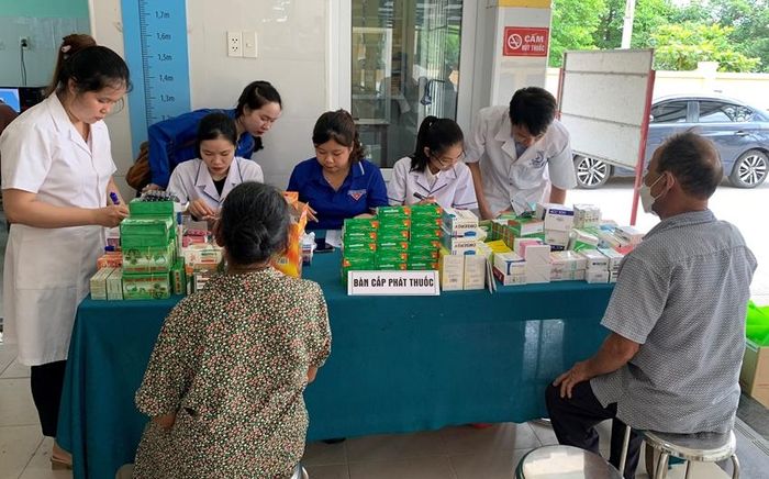 Cấp phát thuốc và tư vấn dùng thuốc cho người dân.