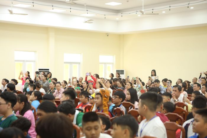 Phụ huynh ghi lại khoảnh khắc đặc biệt của con em mình