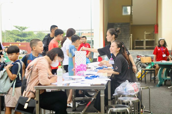 Phụ huynh đến từ sớm để làm thủ tục cho các em tham gia khóa huấn luyện