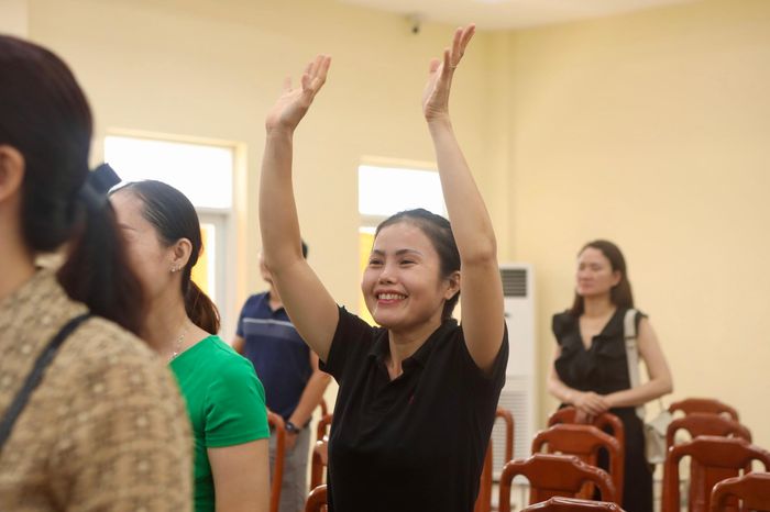 Nhiều phụ huynh rưng rưng vì lần đầu xa con