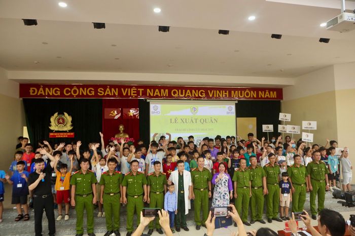 Các học viên nhí tạm biệt bố mẹ trước khi bước vào 7 ngày huấn luyện trại hè