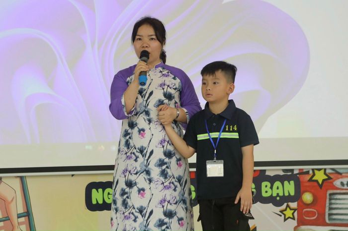 Bà Nguyễn Thị Dung, đại diện Công ty SMD VN khu vực TPHCM cùng em Phạm Hữu Phát (con trai Liệt sĩ PCCC Phạm Phi Long)