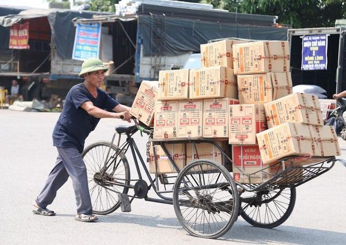 Từ 11 giờ trưa, nhiệt độ ngoài trời đã vượt ngưỡng 40 độ C. Nắng đỉnh điểm khiến người lao động nhanh chóng bị mất sức khi làm việc nặng ở bên ngoài.
