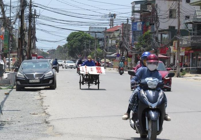 Người dân trang bị áo chống nắng nhiều lớp để chống chọi với thời tiết khắc nghiệt.