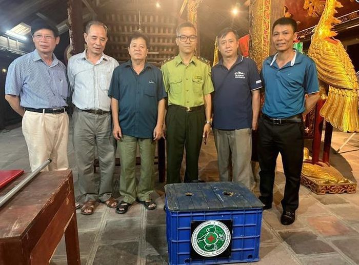 Lực lượng chức năng vừa bắt giữ và bàn giao một cá thể khỉ hoang tại khu vực quận Ba Đình cho Trung tâm Cứu hộ động vật hoang dã Hà Nội.