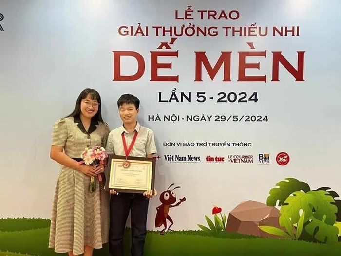 Chị Vũ Thị Thanh Tâm và con trai Lê Sinh Hùng tại Lễ trao giải Dế Mèn