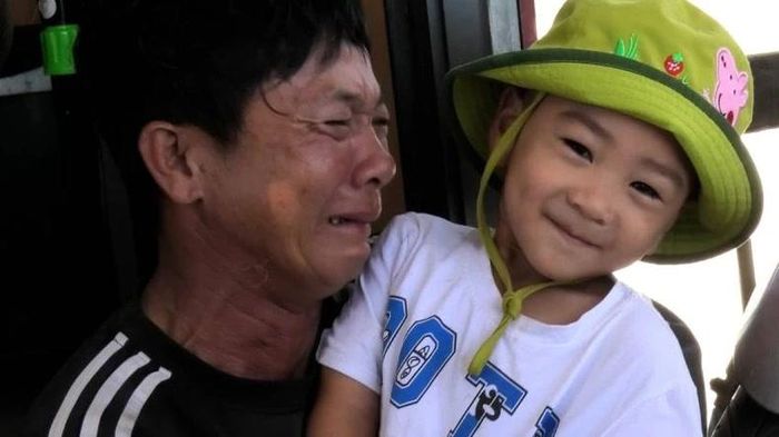 Người cha trên tàu cá bị chìm không cầm được nước mắt khi được cứu và gặp lại con.