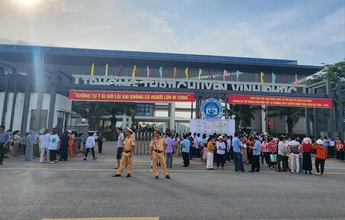 Đầu giờ sáng, lực lượng chức năng đã có mặt để phân luồng giao thông trước điểm thi.
