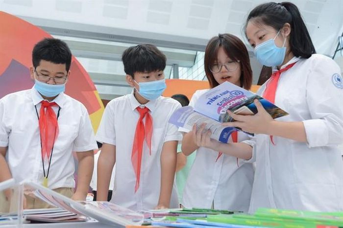 Học sinh quan tâm, hứng thú với sách giáo khoa mới.