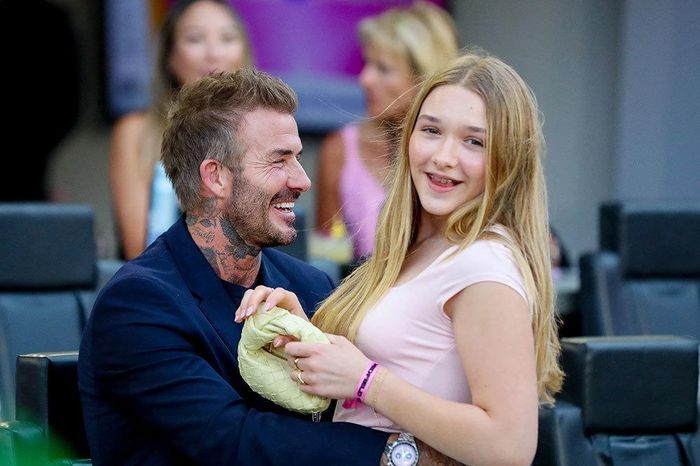 Beckham nổi tiếng với hình ảnh người cha thương con, luôn thể hiện tình cảm với các con ở nơi công cộng. Suốt thời gian diễn ra trận đấu, cựu danh thủ người Anh liên tục trò chuyện cùng con gái.