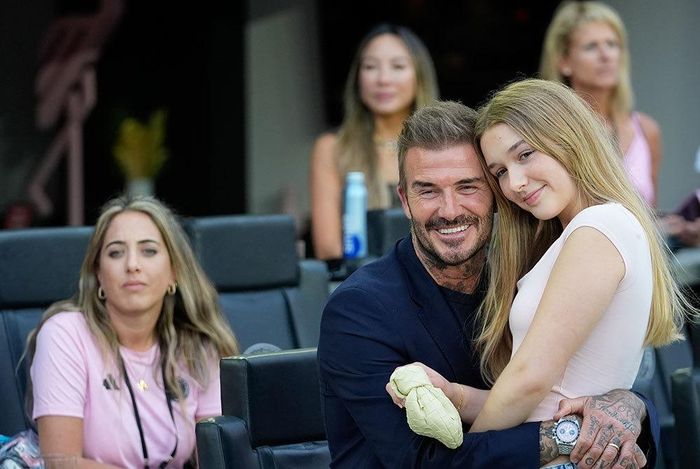 Beckham và con gái tươi cười trước ống kính phóng viên. Trên mạng xã hội, nhiều người dành lời khen cho Harper. Cô được nhận xét càng lớn càng xinh, ra dáng thiếu nữ ở tuổi 13.