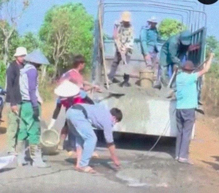 Các thành viên CLB tình nguyện Máu nóng Gia Lai phối hợp cùng người dân tham gia vá đường làng Ngai Ngó. Ảnh: Minh Thoan