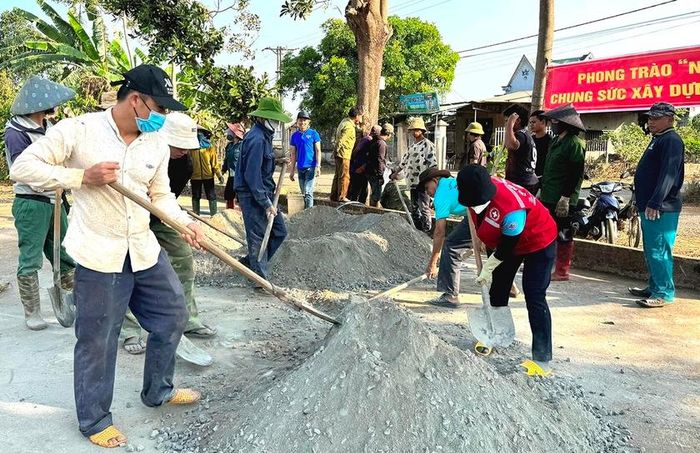 Thành viên CLB Tình nguyện máu nóng Ia Grai chuẩn bị vật liệu vá đường, đoạn qua làng Ngai Ngó, xã Ia Hrung. Ảnh: Minh Thoan