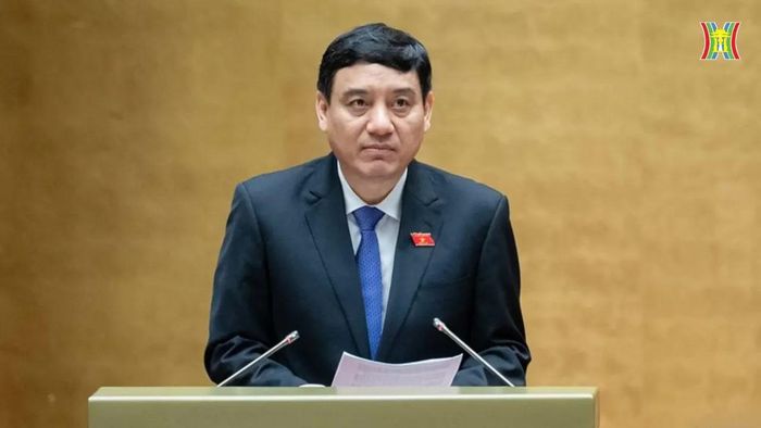 Chủ nhiệm Ủy ban Văn hóa, Giáo dục của Quốc hội Nguyễn Đắc Vinh trình bày Báo cáo thẩm tra chủ trương đầu tư Chương trình mục tiêu quốc gia về phát triển văn hóa giai đoạn 2025 - 2035