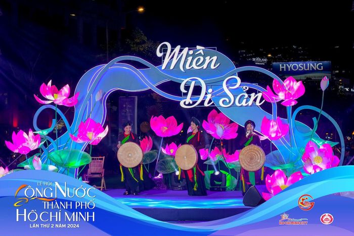 Các "liền chị" hát dân ca quan họ Bắc Ninh trên sân khấu "Miền di sản" tại Công viên Bến Bạch Đằng. Ảnh: BTC