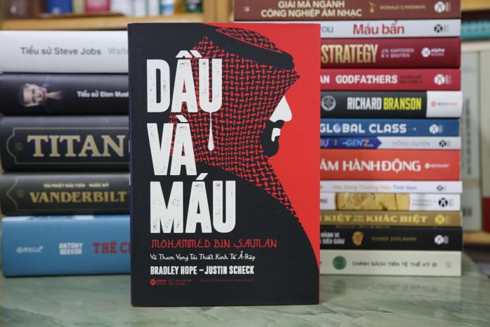  Sách Dầu và máu. Ảnh: Minh Châu. 