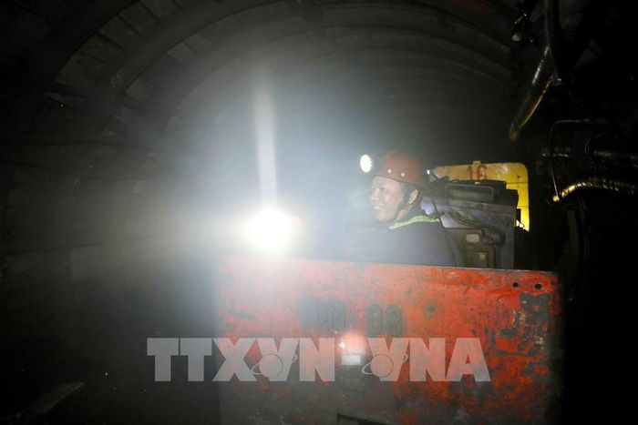 Công nhân lái xe goòng dưới hầm lò. Ảnh: Trần Việt - TTXVN 