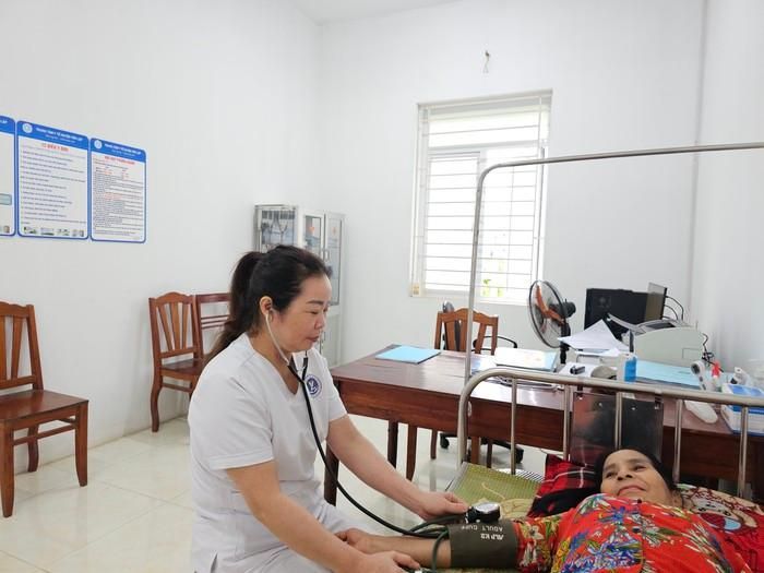 Vào những ngày giao mùa, số người đến Trạm Y tế khám, chữa bệnh đông hơn
