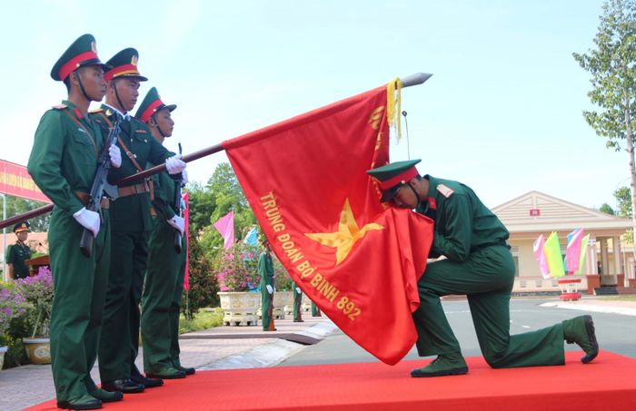 Chiến sĩ mới tuyên thệ trước Quân kỳ quyết thắng