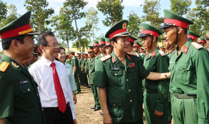 Thiếu tướng Hồ Văn Thái động viên chiến sĩ mới