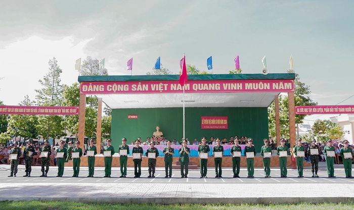 Khen thưởng cho cá nhân, tập thể huấn luyện, rèn luyện giỏi