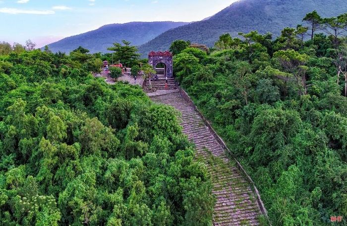 Toàn cảnh di tích Hoành Sơn Quan.