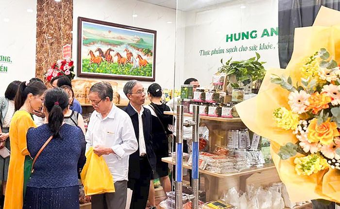 Khách hàng tham quan, mua sắm tại HTX Dịch vụ nông nghiệp Hùng Anh - Ảnh: HTX CUNG CẤP