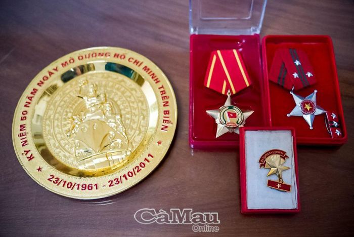 Những huy chương, kỉ niệm chương được ông Hận giữ kỹ đến tận hôm nay.