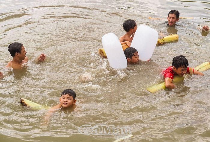 Nhu cầu sân chơi lành mạnh cho trẻ em vùng sâu là rất lớn. Ðể tránh tai nạn đuối nước ở trẻ, các gia đình đã tận dụng ao đìa tập bơi cho các em, có sự quan sát của người lớn.