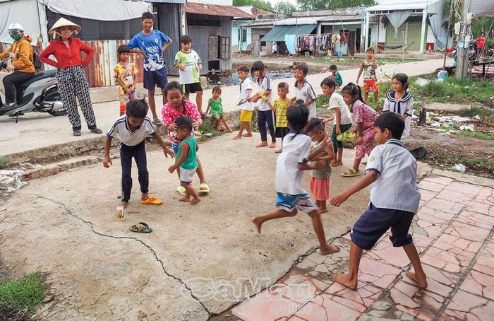 Trẻ em vùng đông đồng bào dân tộc ấp Gò Công, xã Nguyễn Việt Khái, huyện Phú Tân, tụ tập chơi trò chơi dân gian.