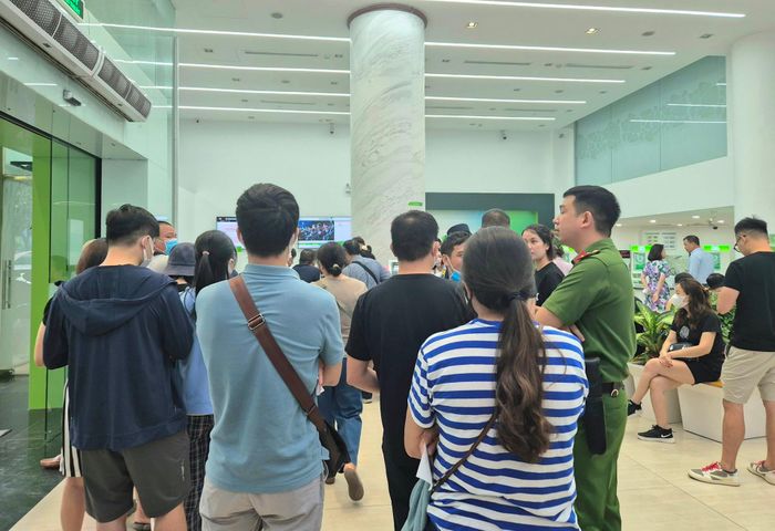 Người dân chờ đến lượt để đặt cọc mua vàng tại Vietcombank Chi nhánh Ba Đình. Ảnh: Hương Thủy
