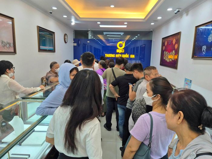 Mua vàng tại Trung tâm Vàng bạc đá quý SJC Trần Nhân Tông vào sáng 4-6. Ảnh: Hương Thủy