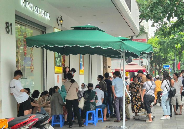 Người dân chờ đợi mua vàng sáng 4-6 tại cửa hàng Công ty TNHH MTV Vàng bạc đá quý Ngân hàng TMCP Công Thương Việt Nam (VietinBank Gold &amp; Jewellery) 81 Phố Huế. Ảnh: Hương Thủy