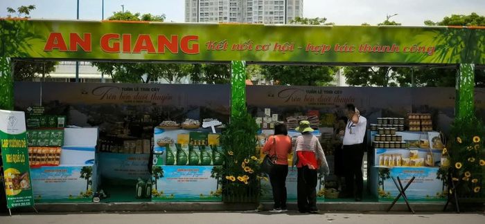 Gian hàng tỉnh An Giang với thông điệp: “Kết nối cơ hội, hợp tác thành công”. Ảnh: M.Tuấn.