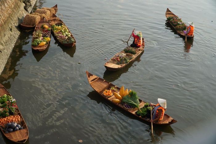 Những ngày này, Bến Bình Đông hiện lên hình ảnh "Trên bến dưới thuyền" rất thơ mộng. Ảnh: M.Tuấn.