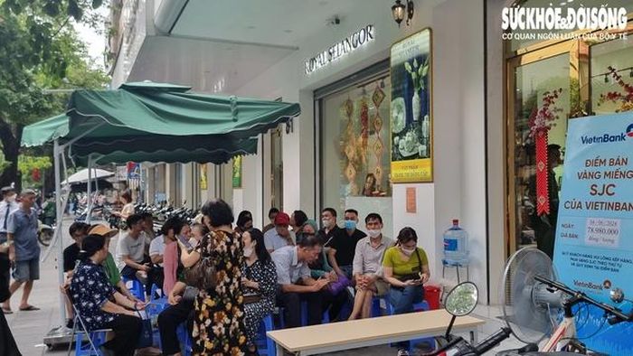 Ngân hàng đã dựng ô che, làm khu vực chờ cho khách hàng mua vàng.