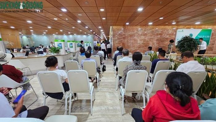 Tại điểm giao dịch bán vàng của Vietcombank cũng ghi nhận số lượng đông người dân đến từ sáng 4/6.